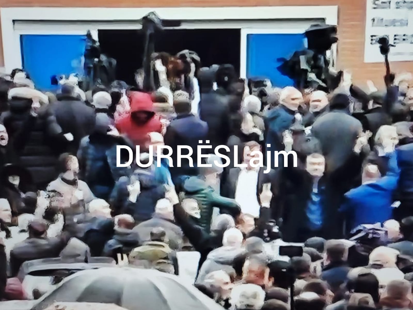 Protestuesit e Berishës hapin derën kryesore të PD-së