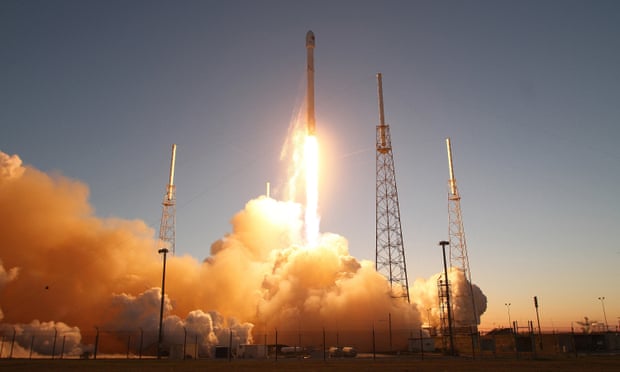 Raketa e SpaceX del jashtë kontrollit, i drejtohet Hënës