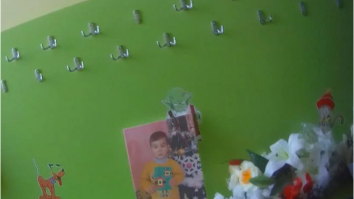 “Bluzja nuk kishte lidhëse”, prindërit e 3-vjeçarit që vdiq në kopështin e Fierit përballen me motrën e edukatores