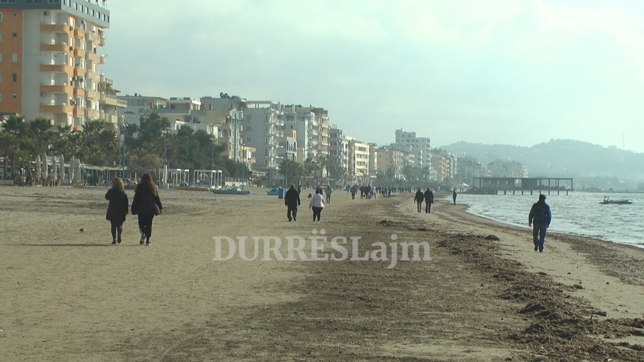 Moti i mirë favorizon xhirot në plazhin e Durrësit, qytetarët të kënaqur nga mirëmbajtja e vijës bregdetare (VIDEO)