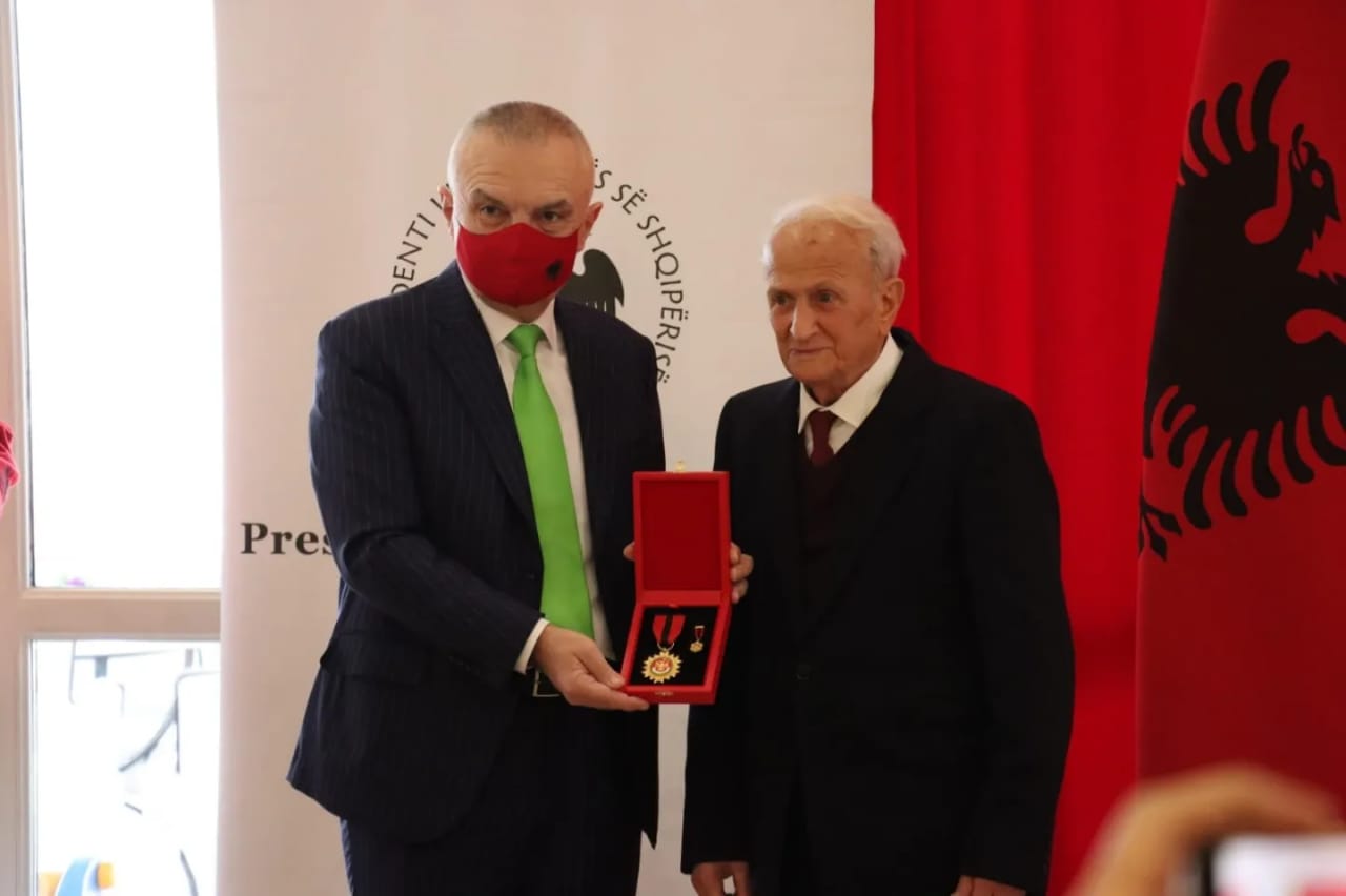 Meta e nderoi me titullin “Mjeshtër i madh”, Urdhëri i Mjekëve Durrës: Doktor Mihal Muka është profesionist që frymëzon brezat e rinj