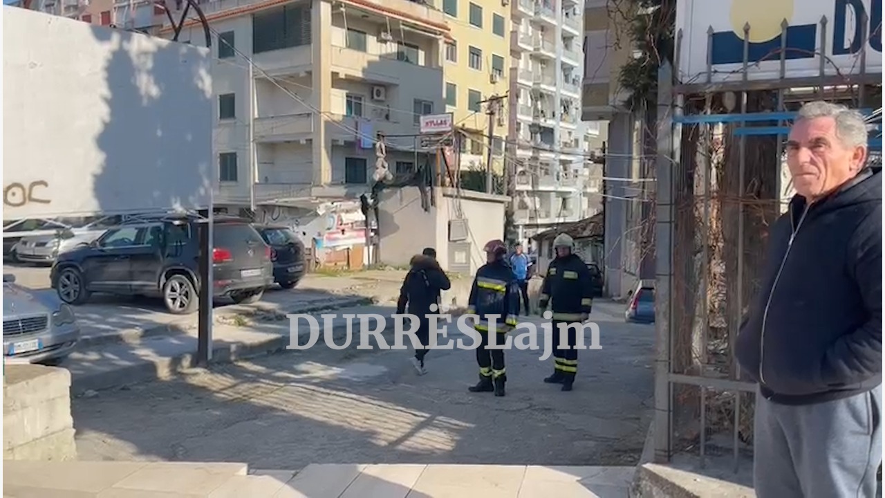 Durrës, përfshihet nga flakët kabina elektrike, ndërhyjnë zjarrfikësit (VIDEO)
