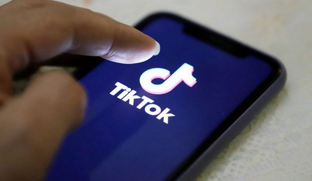 E mitura vret veten aksidentalisht duke xhiruar video në “TikTok”