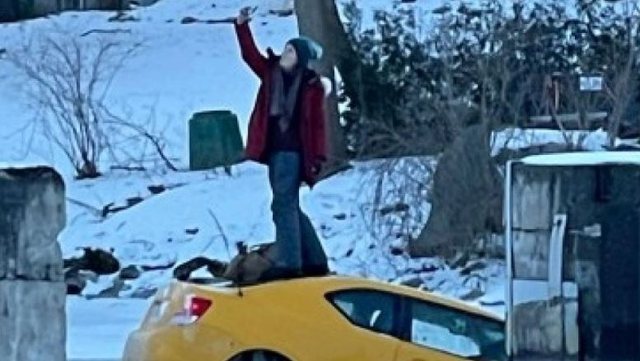 I habiti të gjithë kjo shofere! Makina po fundosej në ujë, por ajo bën të papriturën… (VIDEO)