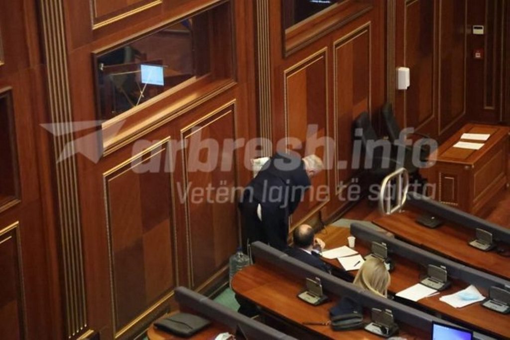 Situatë e sikletshme! Deputetit shqiptar i grisen pantallonat në mes të Kuvendit (FOTO)