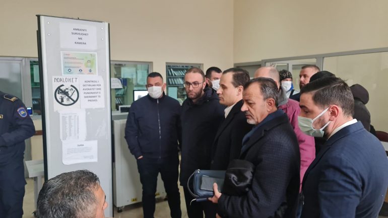 Protesta e 8 janarit/ Nis seanca në Gjykatë për mbështetësit e Bashës, Bardhi debat me policin (VIDEO)