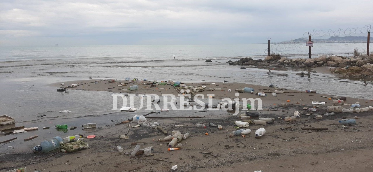 “Një panoramë e turpshme plehrash”, qytetari denoncon ndotjen e bregdetit të Durrësit nga grumbujt e shisheve të plastikës (FOTO & VIDEO)