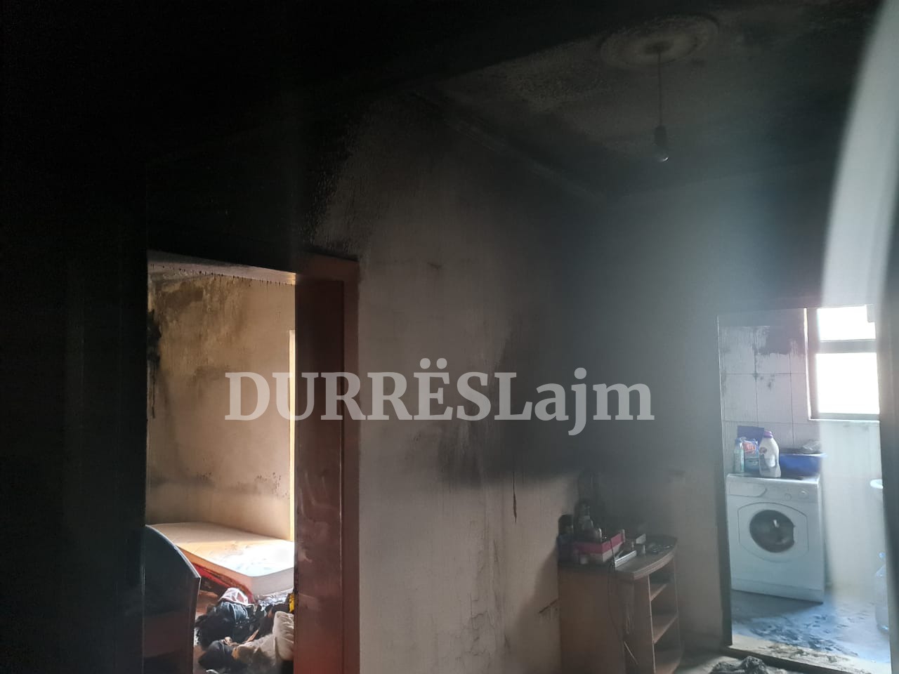 Apartamenti në plazhin e Durrësit përfshihet nga flakët, dëme në banesë (FOTO)