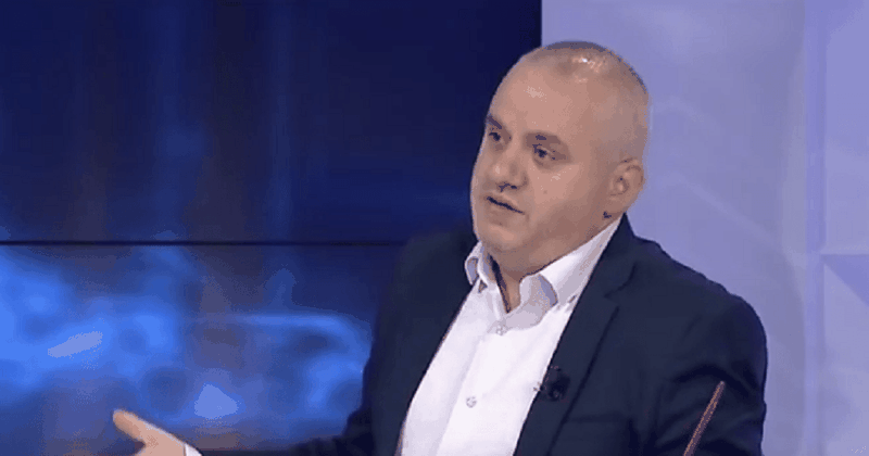 Artan Hoxha largohet nga Shqipëria, “braktis” gazetarinë dhe fillon punë të re (FOTO)