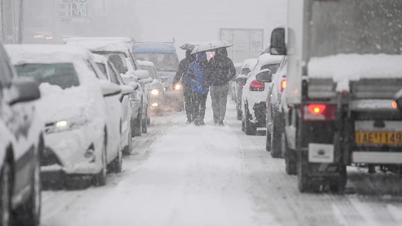 Kaos në Greqi! Mijëra automjete të bllokuara nga bora në autostradë, pasagjerët pa ushqim prej disa orësh