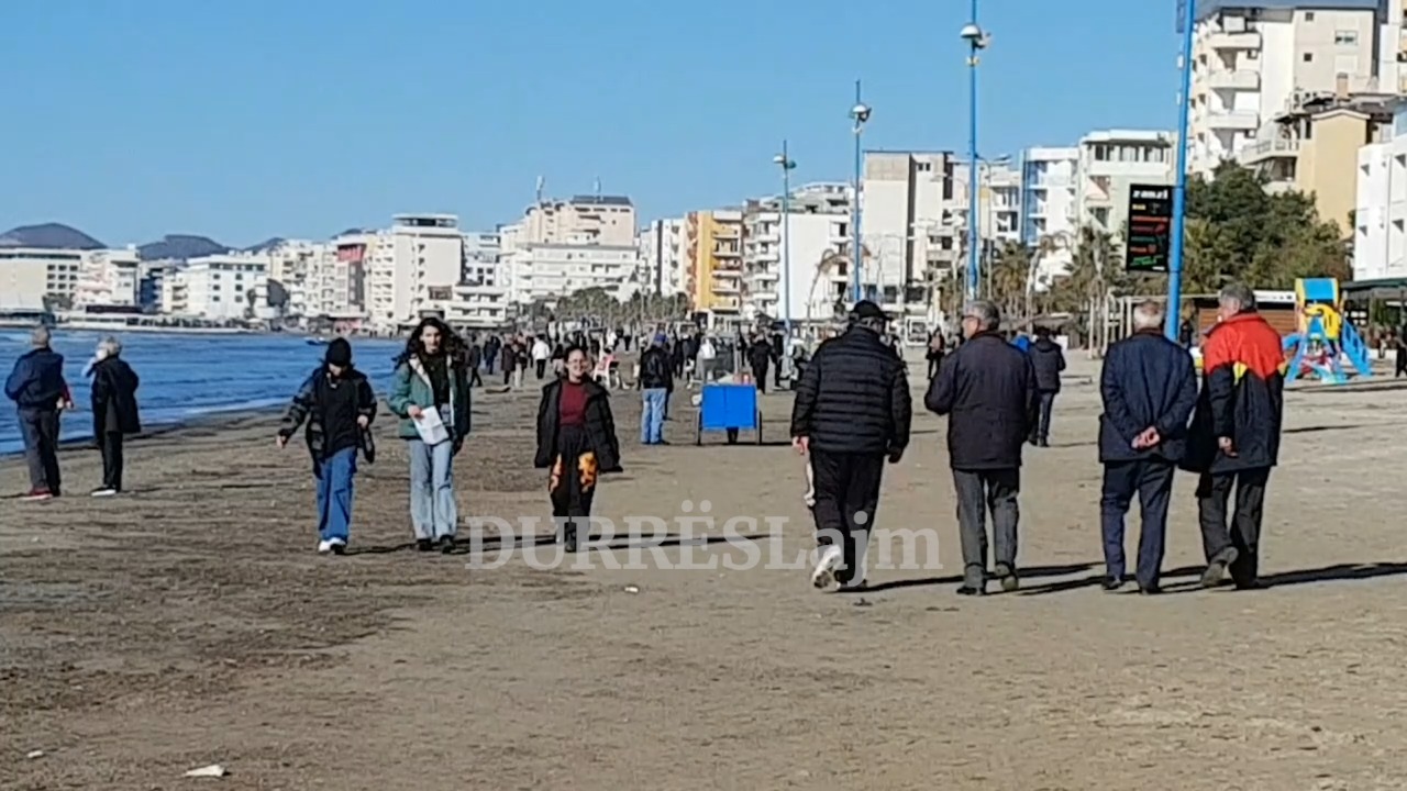 Moti i ngrohtë, qytetarët e Durrësit xhiro në bregdet (VIDEO)