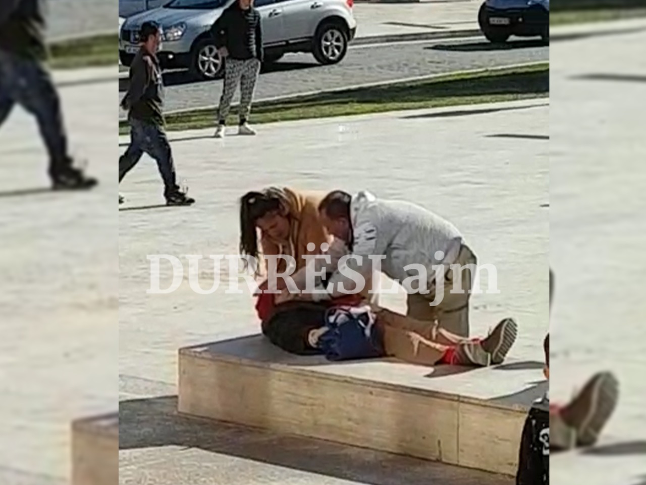 Të moshuarës i bie të fikët në qendër të Durrësit, ambulanca vonohet 30 minuta (VIDEO)