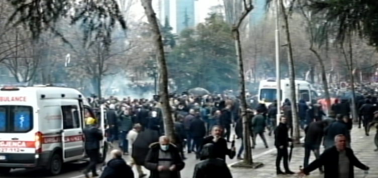 LAJM I FUNDIT/ Sali Berisha zhvendos protestën drejt Kryeministrisë