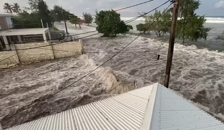 E FRIKSHME/ Shpërthen vullkani nënujor, uji i detit futet në oborret e shtëpive