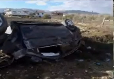 “Benzi” përplaset me autoshkollën me 4 persona brenda dhe bie në kanal