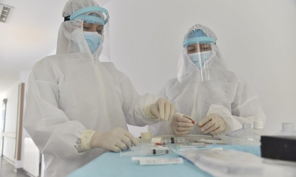 2 viktima dhe rekord infektimesh nga Covid-19 në vend, Durrësi regjistron 37 raste të reja