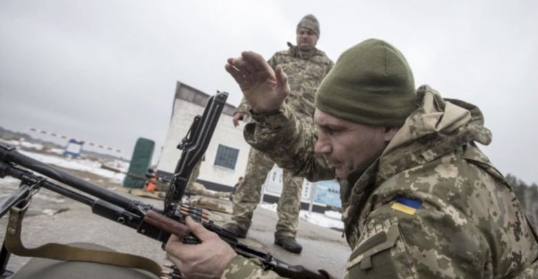 Ish-kampioni i botës në boks i bashkohet ushtrisë ukrainase kundër Rusisë