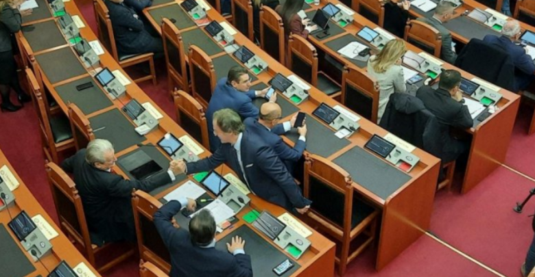 U rikthye në Kuvend pas 4 muajsh, kush është deputeti i PD-së që takoi Berishën (VIDEO)