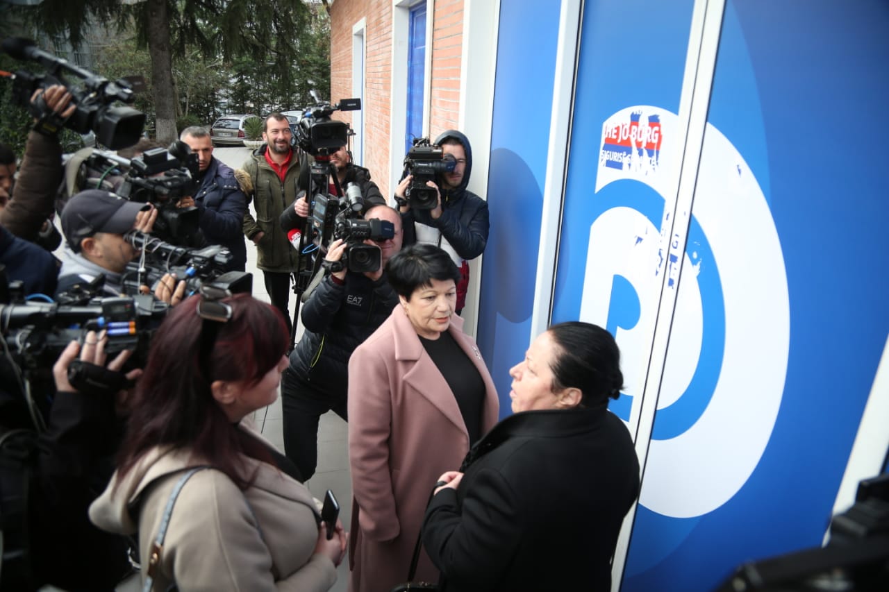 Forumi i Gruas mbërrin në selinë e PD-së,  i gjejnë dyert e mbyllura