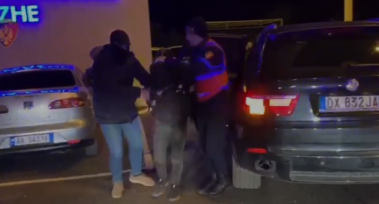 EMRAT/ Kapen me 17 kilogramë kanabis në makinë, arrestohen tre persona