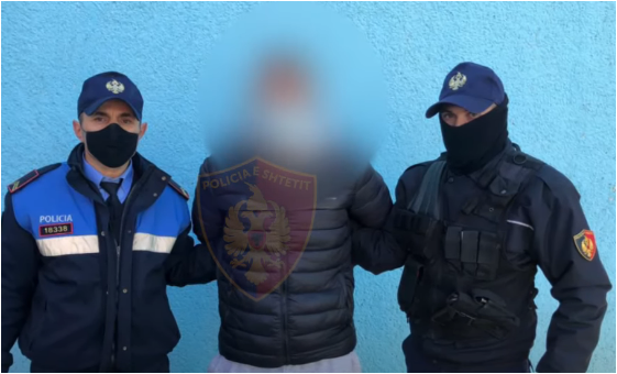 Ishte shpallur në kërkim për kalimin e paligjshëm të emigrantëve, arrestohet 30-vjeçari