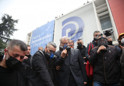 Një telefonatë mbylli protestën e Sali Berishës?! Çfarë ndodhi gjatë tentativave për t’u rikthyer në PD