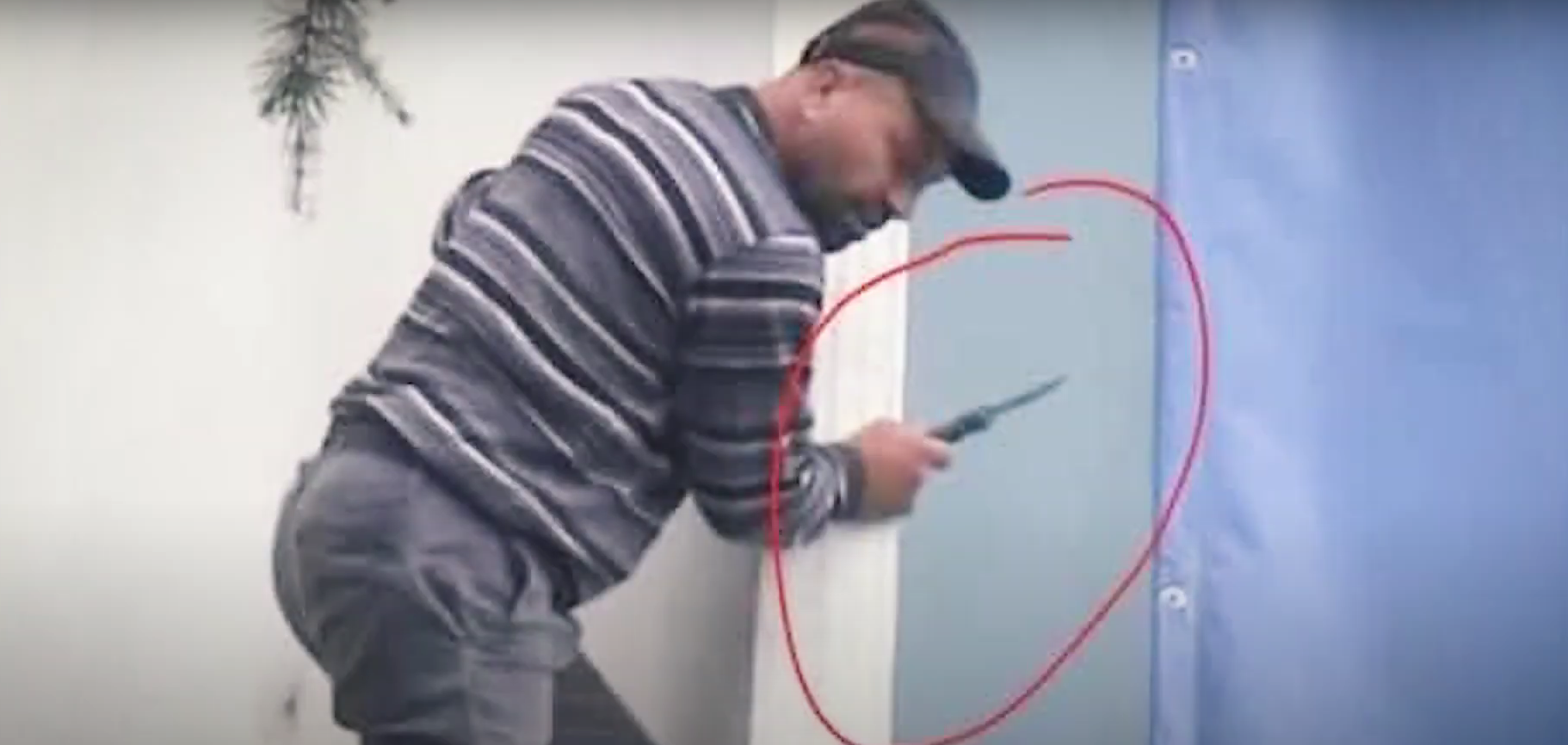 PD nxjerr pamjet: Njeriu i Berishës ngjitet me thikë te zyra e Bashës (VIDEO)