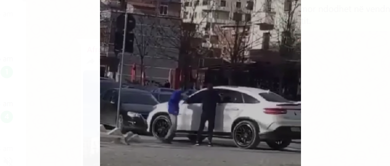 VIDEO/ Sherr mes të rinjve në qytetin bregdetar, shoferi me mjetin luksoz kërkon t’i shtypë qëllimisht, ata e godasin me thikë