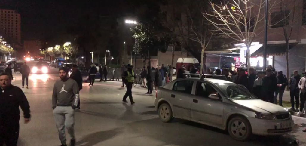 Aksident i rëndë me 2 të plagosur/ I riu bënte garë me një makinë tjetër, “merr në qafë” një grua