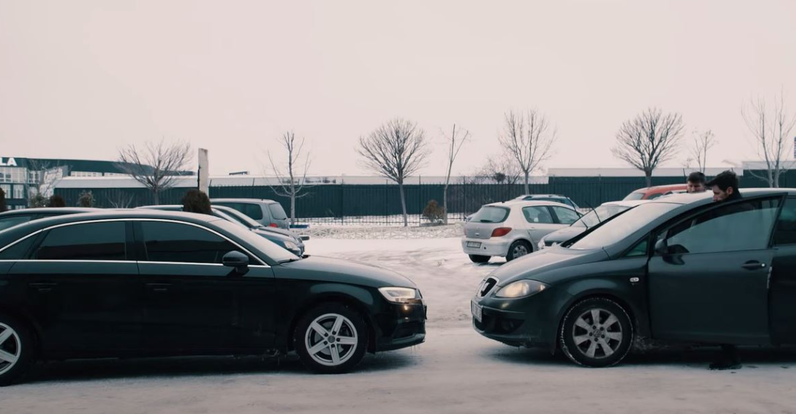 Zbret nga makina me xhama të zinj, ministrja shqiptare shfaqet në serial