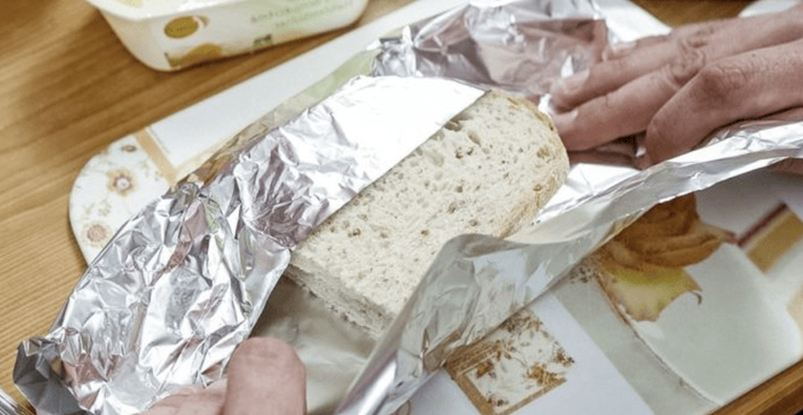 Mos e bëni më! Mbështjellja e ushqimit me letër alumini ka një rrezik të madh për shëndetin tuaj