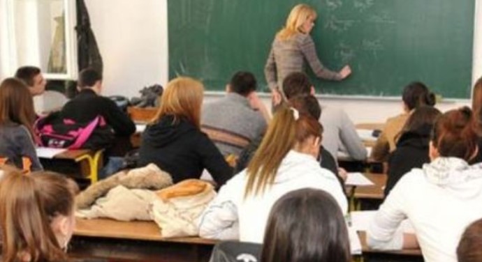 “Përse nuk më le të iki në banjo debile”/ Ndodh në shkollën e Tiranës, “sherr” mes nxënëses dhe mësueses