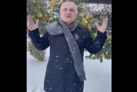 Meta shfaqet mes borës e reciton vargjet e Naimit: Si trimi në ball u sule, ta paçim për jetë hua! (VIDEO)