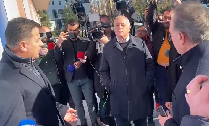 Komisioni i Rithemelimit mbërrin në selinë e PD-së, por ngelet pas dere