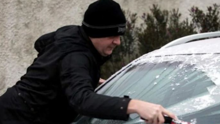 Akull në xhamin e makinës, çfarë duhet të bëni? (VIDEO)
