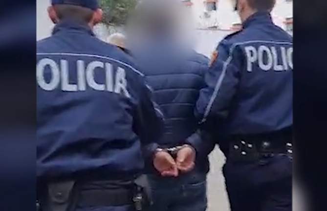 Armë dhe municione në banesë, arrestohet 44-vjeçari (EMRI)