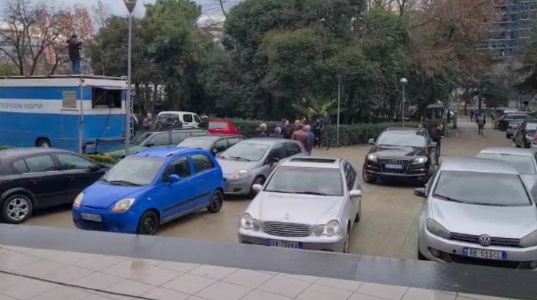 Në oborr po parkohen makina, strategjia e Bashë për të penguar grumbullimin e protestuesve
