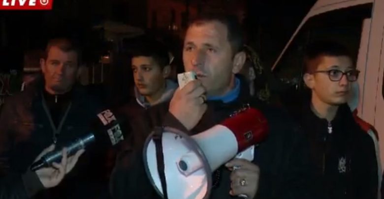 “Nëse nuk na jepni zgjidhje do të ketë gjakderdhje”, banorët e Laprakës vijojnë protestat