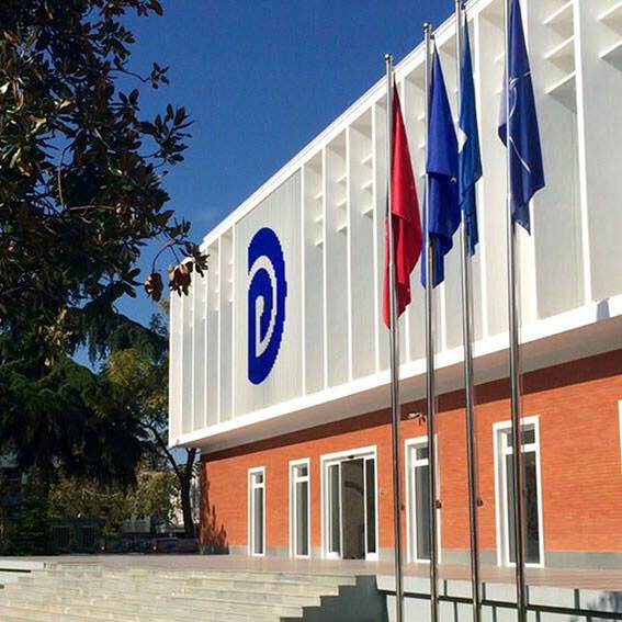 Vijojnë punimet në selinë e PD, mbulohet kati i dytë me logo