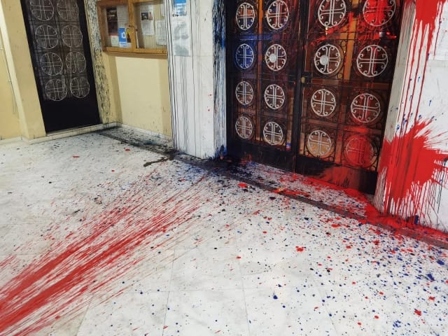 E lyer me “gjak”! Sulmohet kisha ku prifti grek përdhunonte për 4 vite adoleshenten (FOTOT)