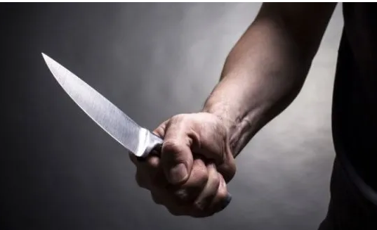 Sherr me thika, dy persona përfundojnë në spital me plagë të shumta (EMRAT)