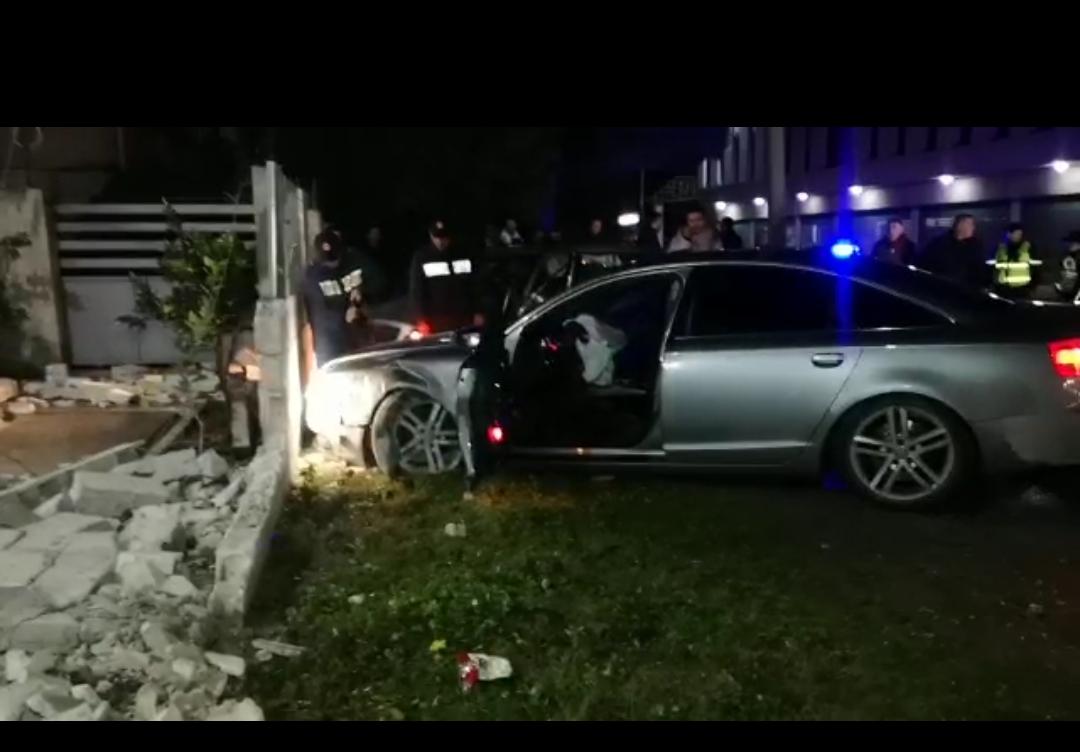 Tentoi të parakalonte dy makina, “Audi” përfundon në oborrin e shtëpisë, shoferi ia mbath nga sytë këmbët
