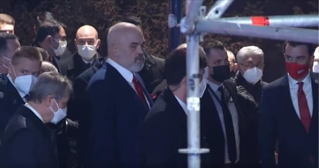 Deputeti nxjerr fotot: Ja pse Rama e çoi natën Erdoganin te Xhamia e Ethem Beut