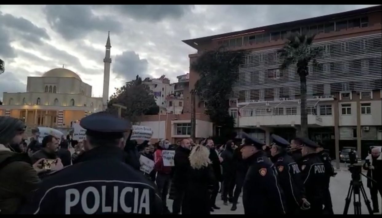 FOTOLAJM/ Policia mes dy palëve demokrate në Durrës