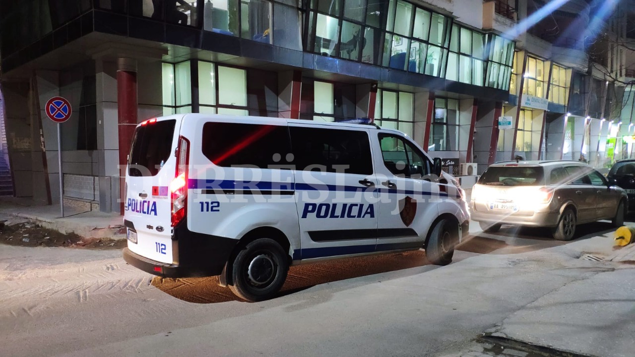 Plagosja me thikë e të riut tek Stacioni i Trenit në Durrës, pamjet nga vendi i ngjarjes (VIDEO)