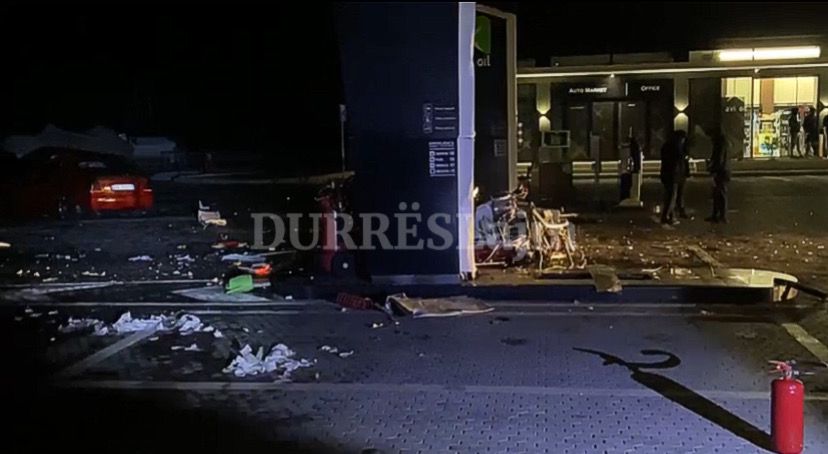 Aksident i rëndë në qytetin bregdetar, makina përplaset me karburantin, dy të lënduar (VIDEO)