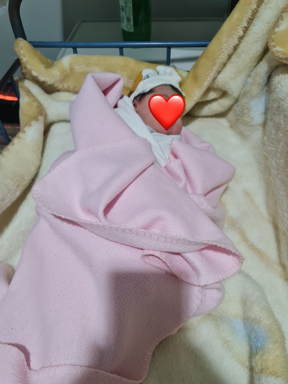 Durrësi e nis me këmbë të mbarë, një vajzë dhe një djalë janë bebet e para të vitit 2022 (FOTO)