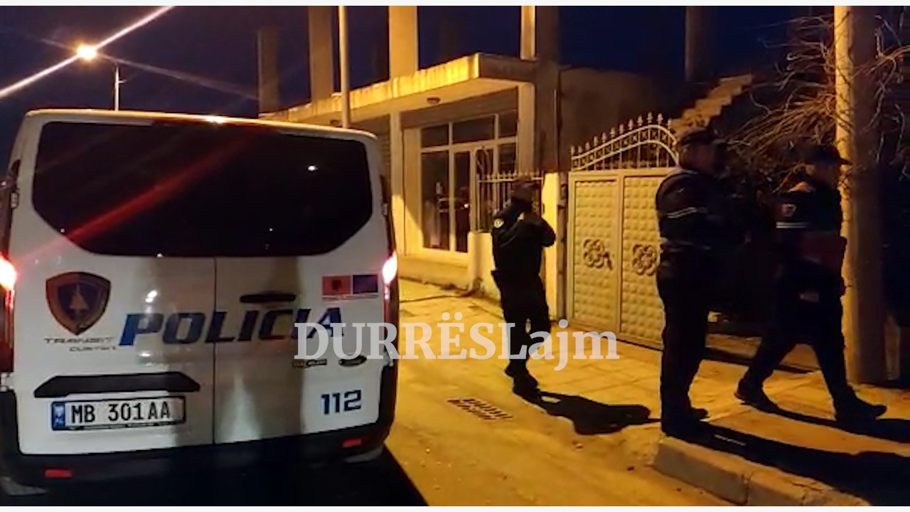 Një person kërcënon të hidhet nga lartësia në Durrës (VIDEO)