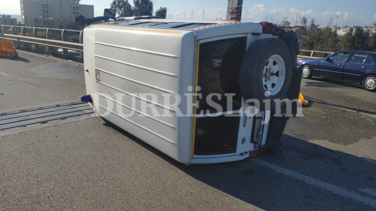 Aksident në Durrës, drejtuesi i mjetit humb kontrollit dhe përplaset me trafikndarësen, plagoset shoferi