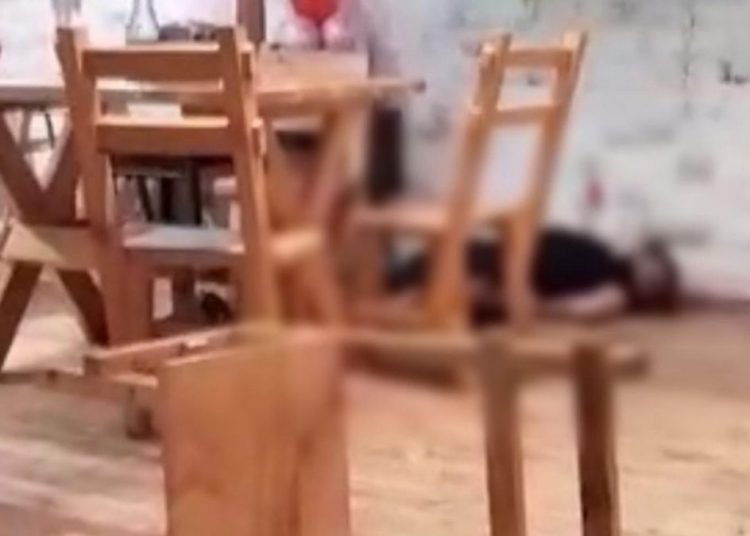 I shtrirë në tokë e i gjakosur, publikohen fotot e 34-vjeçarit menjëherë pas atentatit në lokal (FOTO)